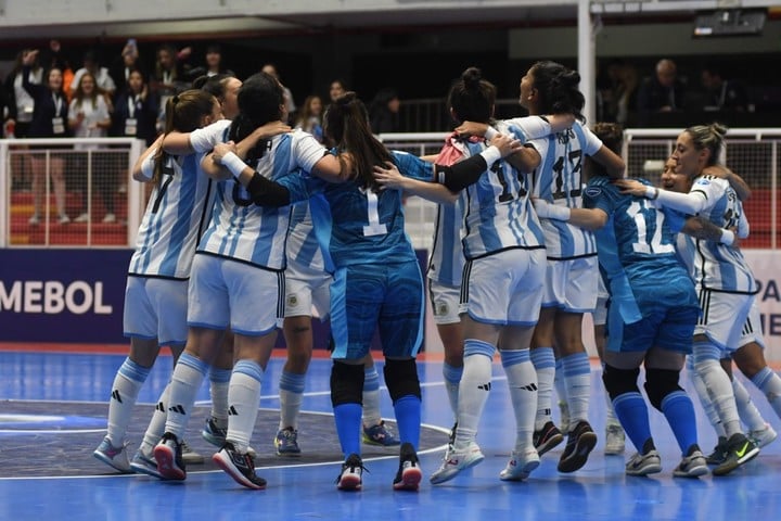 el-golazo-de-potrero-que-metio-a-la-seleccion-argentina-femenina-en-la-final-de-la-copa-america-de-futsal:-a-que-hora-juega-ante-brasil-por-el-titulo