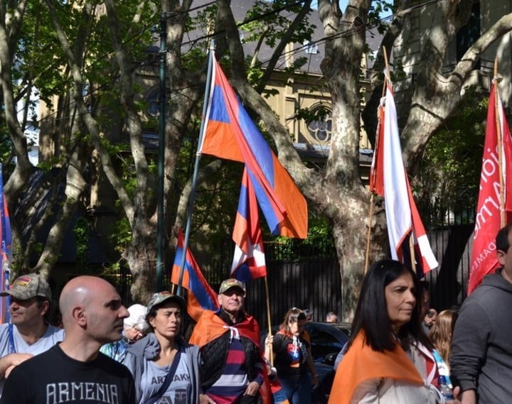 protesta-y-marcha-de-la-comunidad-armenia-argentina-en-la-embajada-de-azerbaiyan