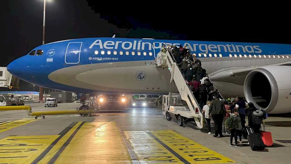 llego-el-cuarto-vuelo-de-aerolineas-argentinas-con-247-argentinos-repatriados-de-israel