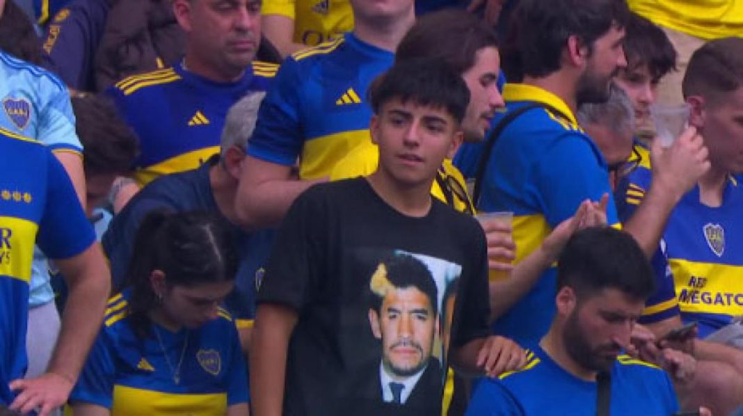 el-hijo-del-kun-aguero-homenajeo-a-maradona-en-el-maracana-con-una-emotiva-foto