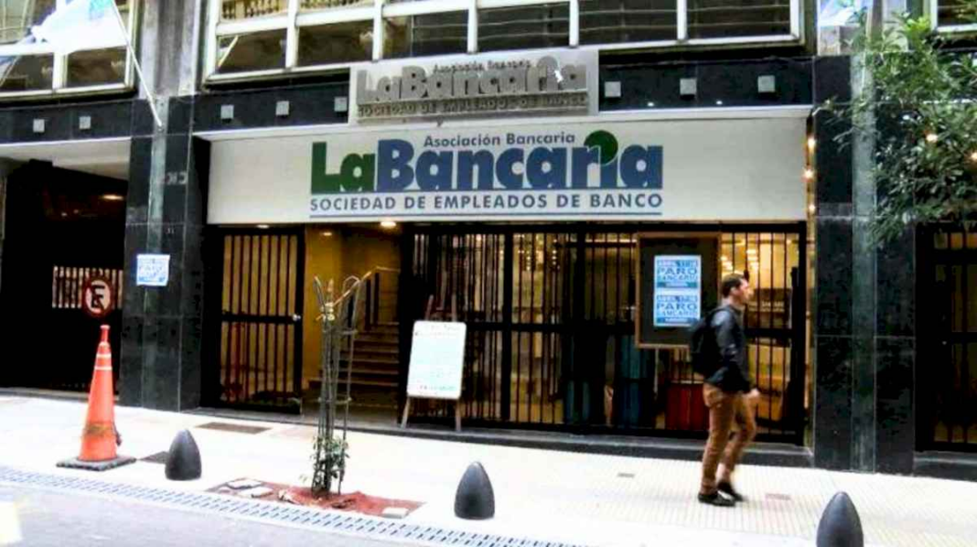 paritarias:-la-bancaria-acordo-un-aumento-en-linea-con-la-inflacion-y-el-sueldo-basico-superara-el-$1200.000