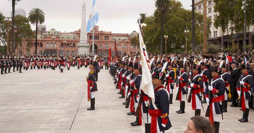 el-gobierno-instaura-un-inedito-cambio-de-guardia-de-los-regimientos-granaderos,-patricios-e-iriarte-en-plaza-de-mayo