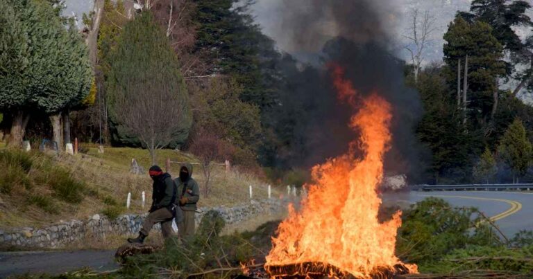 el-gobierno-se-endurece-frente-a-los-mapuches:-impulsa-desalojos-y-les-prohibe-el-uso-de-su-bandera-en-parques-nacionales