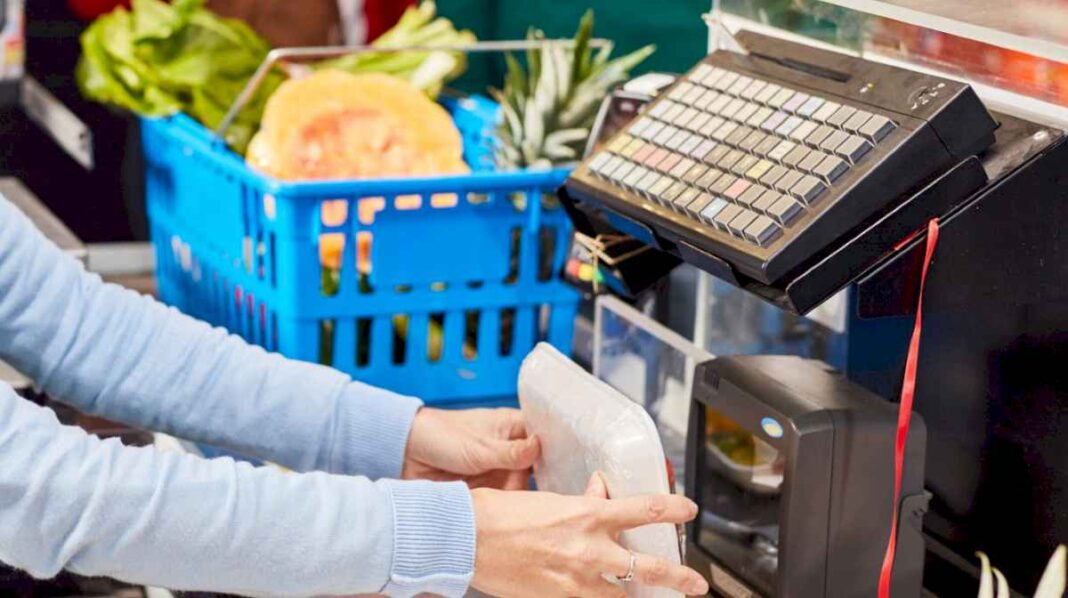 una-cadena-de-supermercados-busca-empleados-y-ofrece-sueldos-superiores-a-$700.000:-como-aplicar