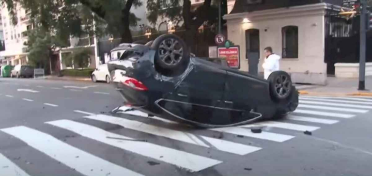 palermo:-dos-autos-chocaron-a-alta-velocidad-en-avenida-del-libertador-y-uno-volco