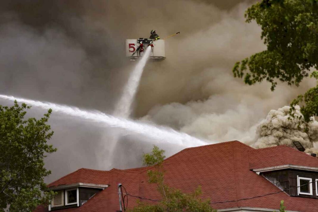 incendio-en-un-complejo-de-miami:-tuvieron-que-evacuar-a-los-vecinos-y-encontraron-un-herido-de-bala