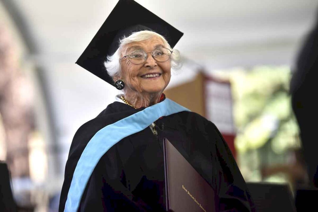 tiene-105-anos,-se-graduo-de-una-maestria-en-la-universidad-de-stanford-y-revelo-su-secreto:-espere-ocho-decadas