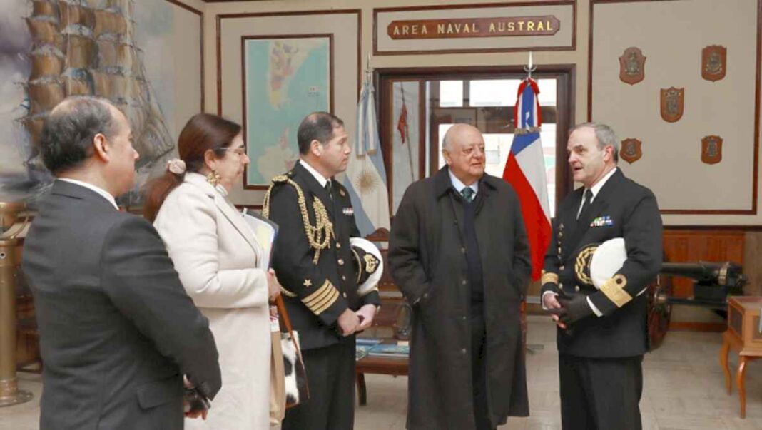 el-embajador-de-chile-visito-la-base-naval
