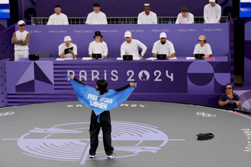 juegos-olimpicos-paris-2024:-manizha-talash,-la-atleta-refugiada-que-mostro-un-panuelo-con-un-mensaje-y-fue-desclasificada