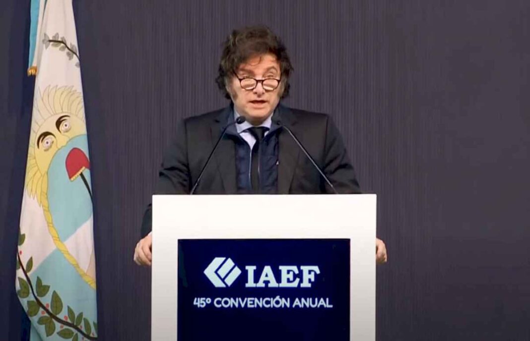 milei-versus-cristina:-el-presidente-le-responde-a-la-exvicepresidenta-en-el-congreso-del-iaef-y-habla-sobre-el-dolar-y-el-cepo