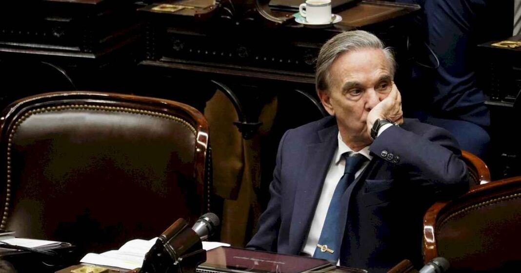 miguel-angel-pichetto-califico-de-«deleznable»-el-paso-de-javier-milei-por-el-congreso-y-apunto:-«estaba-esa-patota-infame-subida-a-un-palco-gritando»