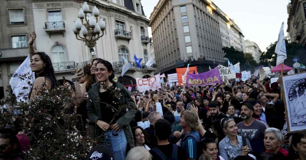 cumbre-en-la-rosada:-milei-regresa-al-pais-y-se-prepara-para-vetar-la-ley-de-financiamiento-universitario