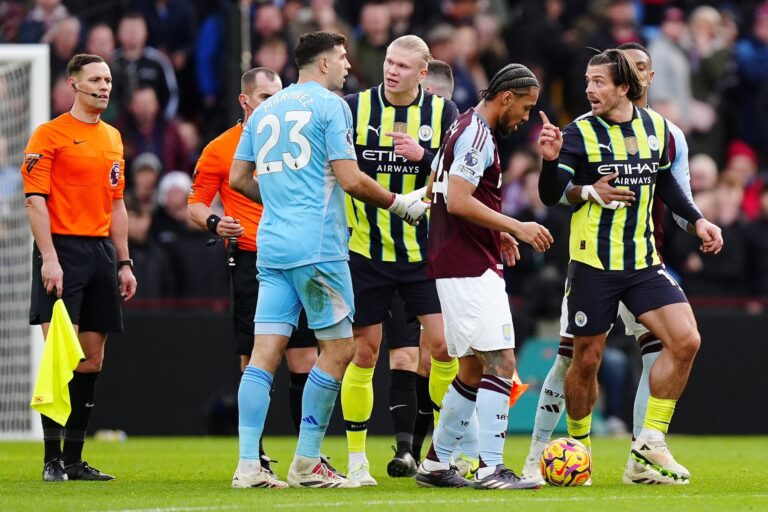 Dibu Martínez y un partido especial ante Manchester City: pase de billar en el primer gol, discusión acalorada con Grealish y Haaland y saludo navideño