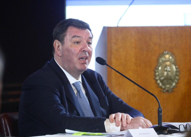 Para asumir por decreto, Lijo debe renunciar a su cargo