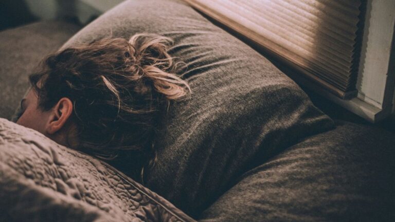 La inteligencia artificial reveló qué significa soñar con un familiar fallecido