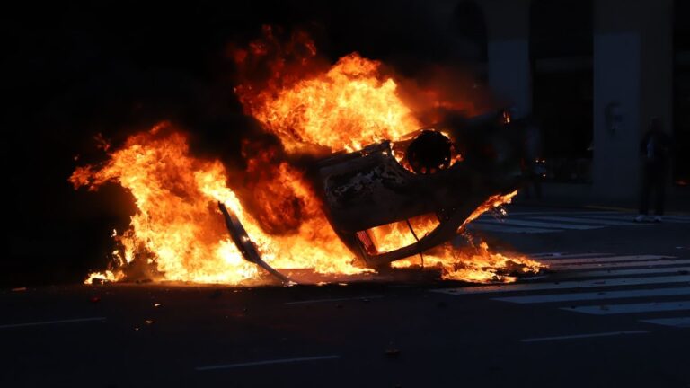 Incidentes en el Congreso: prendieron fuego un auto de la Policía de la Ciudad