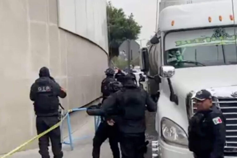 Sicarios ejecutaron a dos hombres frente a hotel en Tlalnepantla en pleno evento