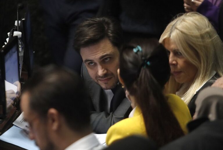 Marra se lanza de candidato y le complica la cancha a Adorni