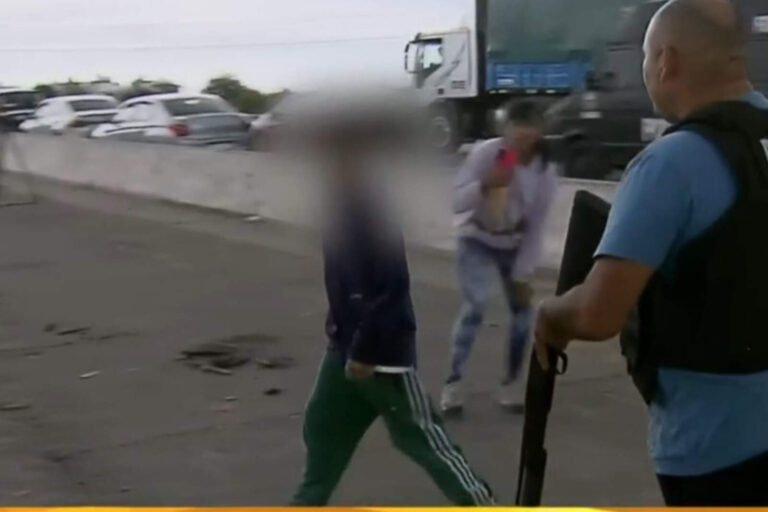 Un delincuente de no más de 13 años intentó apuñalar a un policía en plena transmisión