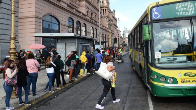 Largas filas en las paradas de colectivos del AMBA por el paro de hoy de la CGT