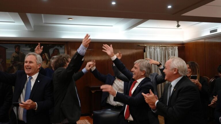 El festejo del Gobierno tras la primera jornada sin cepo