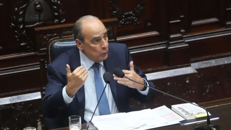 Guillermo Francos reinterpretó una vez más a Javier Milei: sabía Karina sobre la devaluación?