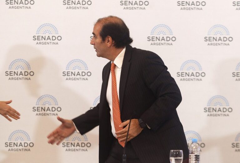 El Gobierno le ordena a García Mansilla que no renuncie y lo expone aún más