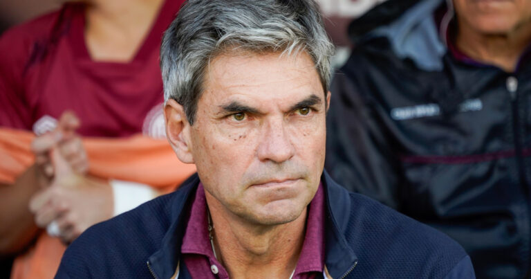 Luego del empate en el clásico, la hinchada de Lanús disparó contra Pellegrino: la reacción del DT