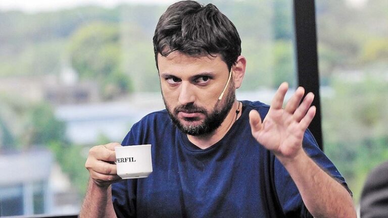 Con la Biblia, cruz en la mano y la resignación como espada, Grabois te envía al paredón