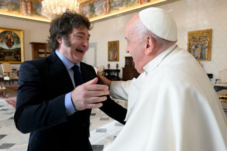 Milei y el Papa: de llamarlo «imbécil» y «representante del Maligno» al abrazo en el Vaticano