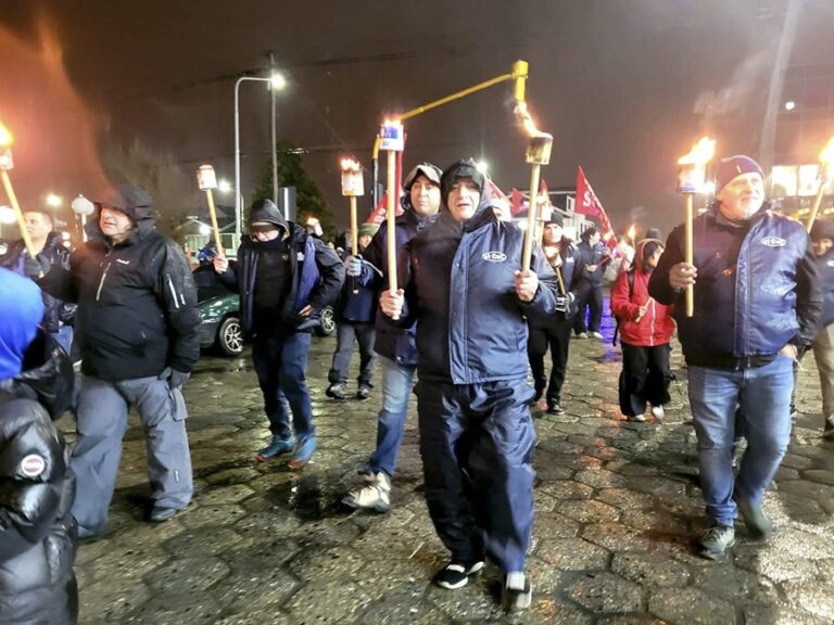 La UOM realizó una marcha de antorchas