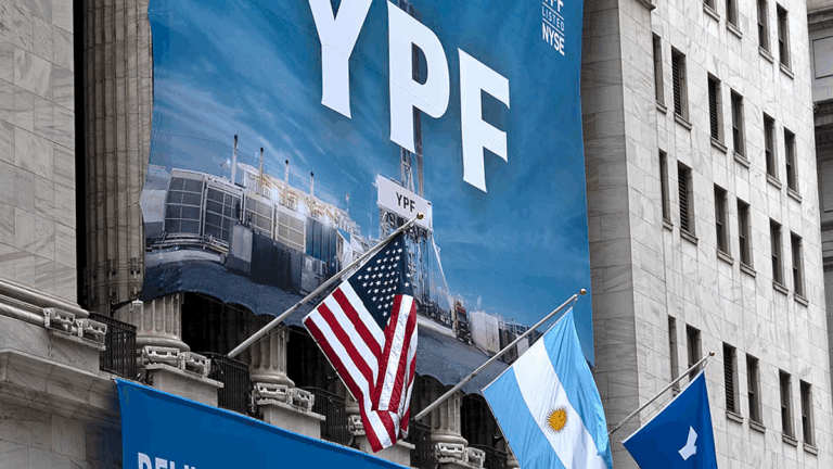 YPF: el Gobierno aclaró que hoy presenta un escrito para mantener la suspensión de entrega de acciones