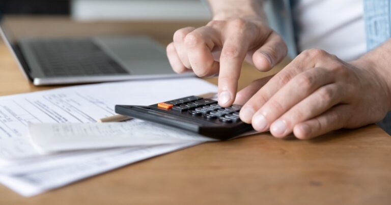 La trampa silenciosa de los préstamos: casi la mitad del costo no es capital