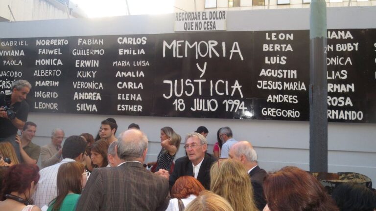 Confirman juicio en ausencia a prófugos iraníes por el atentado a la AMIA