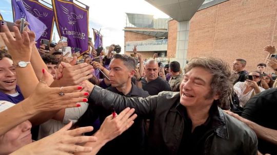 Javier Milei cerró la campaña en Rosario: «Todos los que la jueguen de tibios son cómplices de los exterminadores de la sociedad»