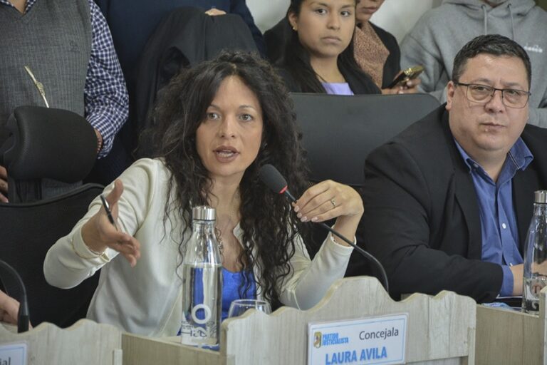 Autorizan al Ejecutivo Municipal unificar o suprimir secretarías