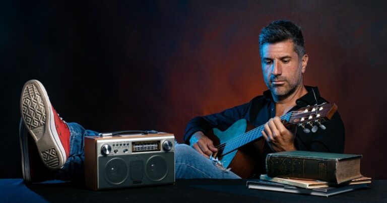 Mundos íntimos. Los prejuicios de los varones: nos cuesta mirar o tocar el cuerpo de otros hombres por miedo a qué pensarán.