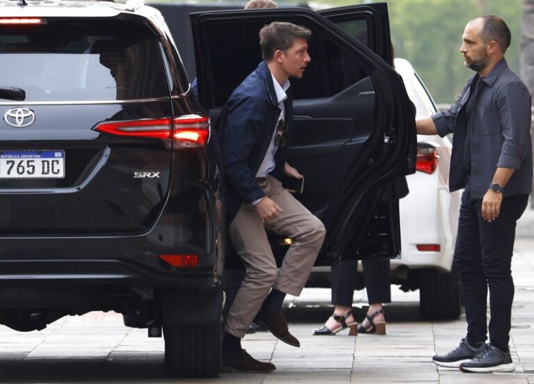 Milei le pidió a Santiago Caputo que cree una oficina para desmentir fake news