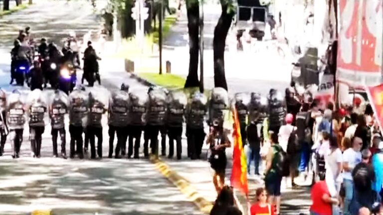 Efectivos de la Policía de la Ciudad reprimieron a manifestantes frente a la secretaría de Trabajo