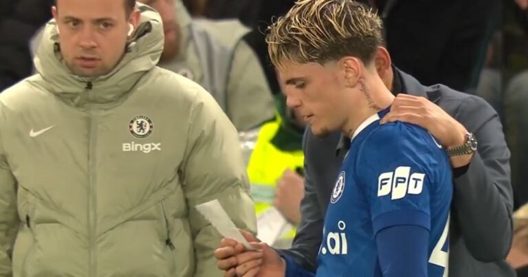 Video: el insólito momento entre Rosenior y Garnacho con Chelsea 8-2 abajo en la serie