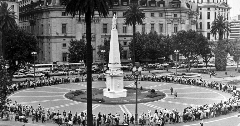 Sin bombas ni bombos, tan sólo el silencio de una verdadera evocación