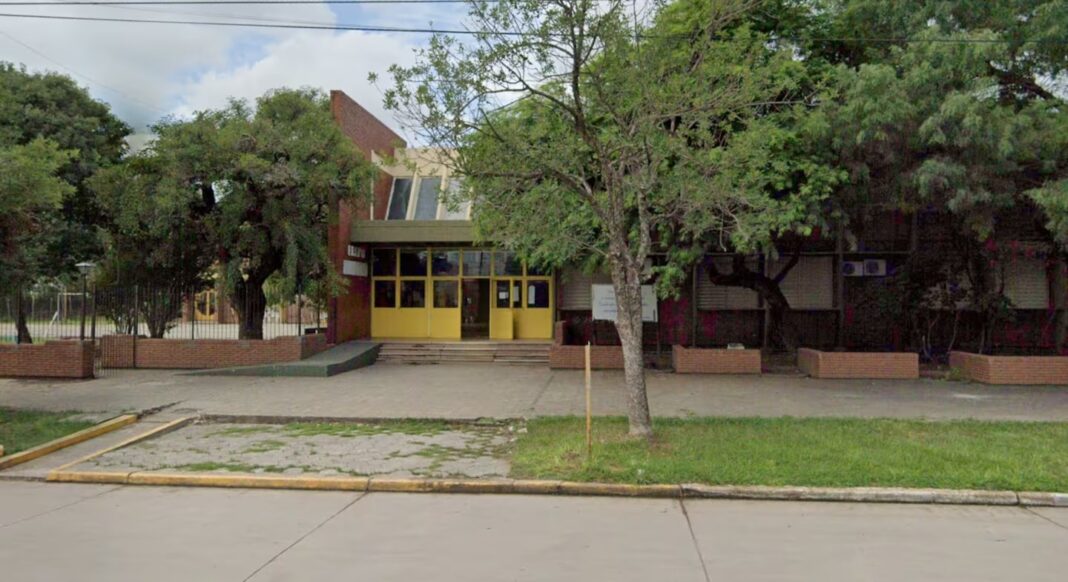 Operativo policial y sanitario frente a la escuela de San Cristóbal tras el ataque.