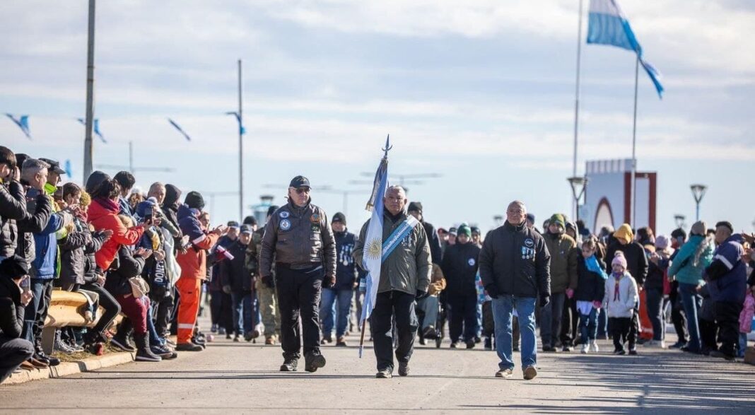Vista aérea de la avenida Héroes de Malvinas en Río Grande durante un desfile previo.