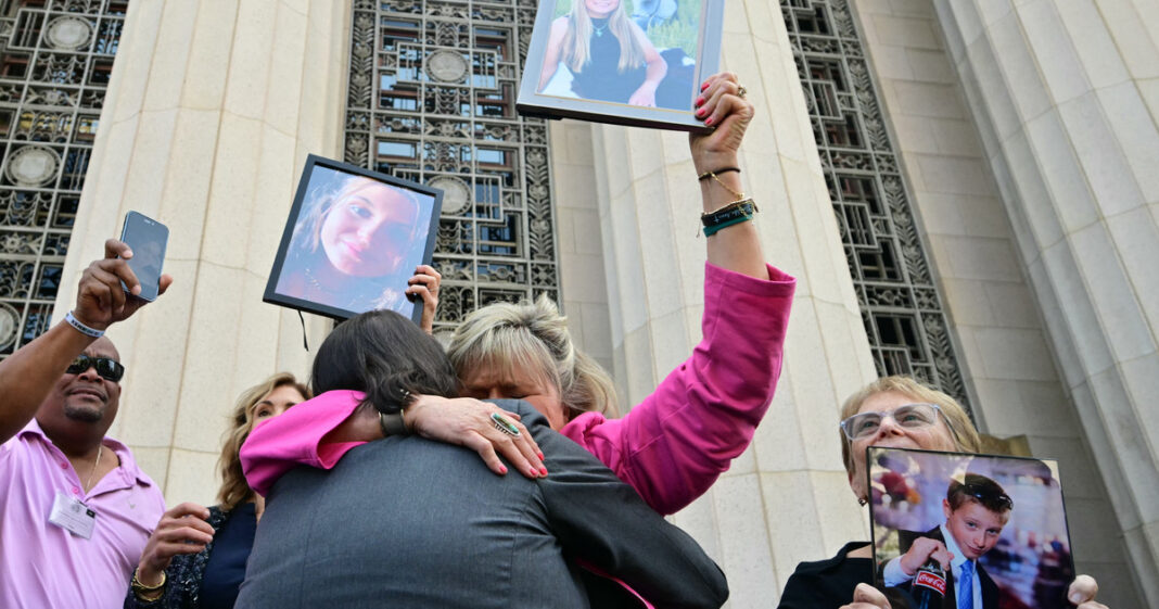 Ilustración conceptual de un teléfono móvil con iconos de redes sociales y un rostro adolescente reflejado en la pantalla.
