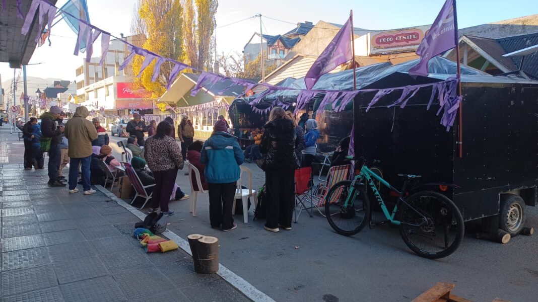 Acampe del SUTEF en calle San Martín de Ushuaia