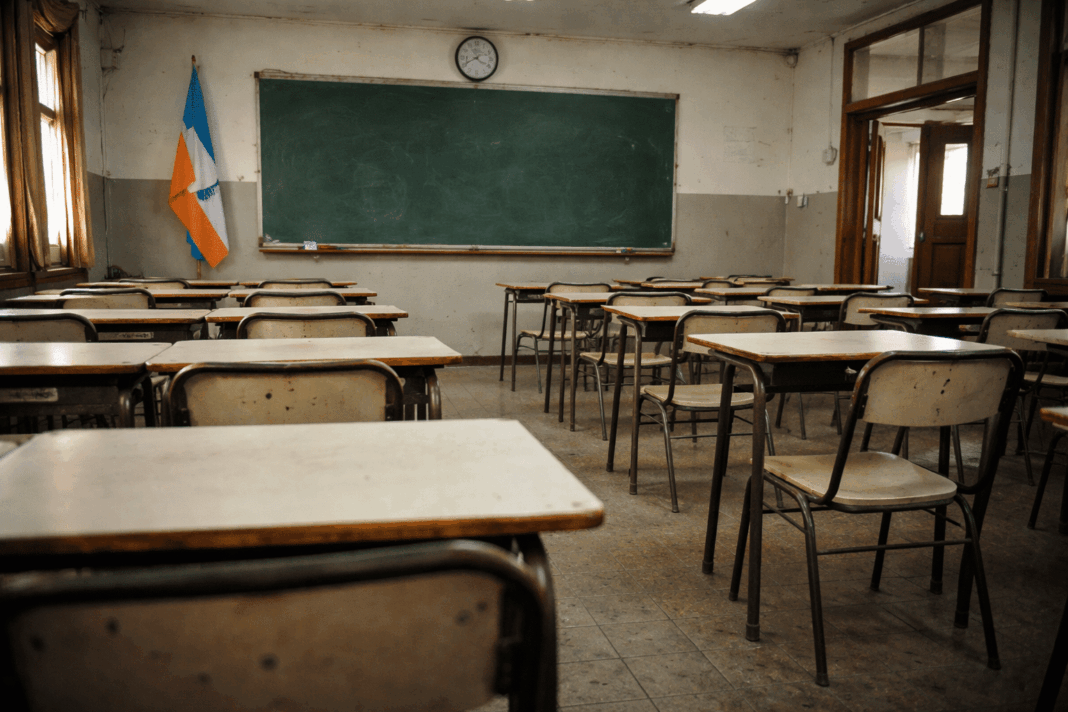 Escuela en Tierra del Fuego con cartel de advertencia sobre seguridad