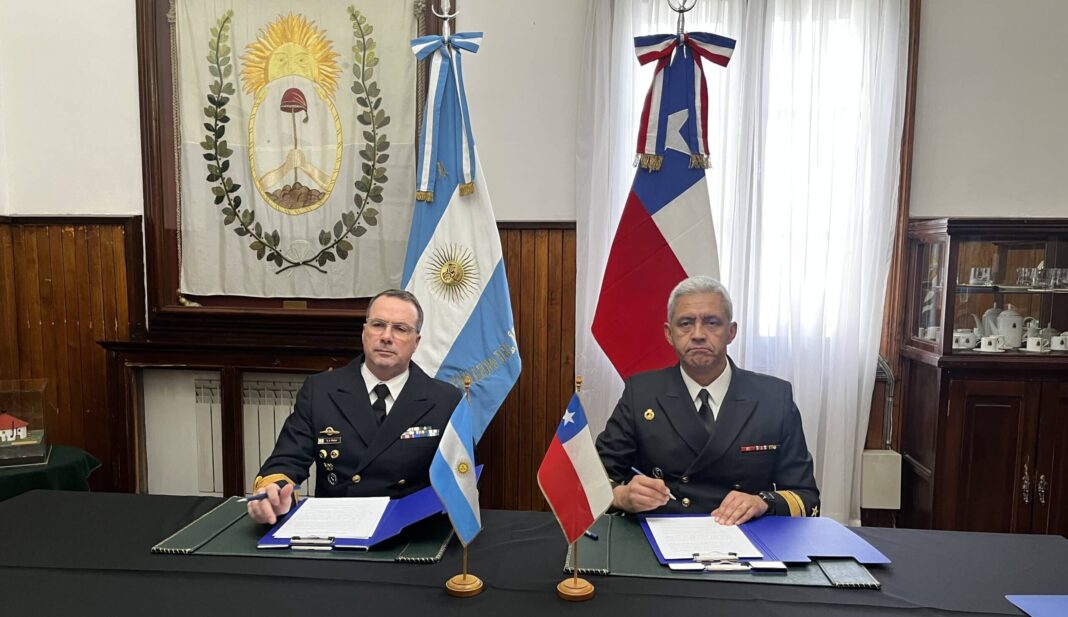Comandantes navales de Argentina y Chile durante la reunión de la Patrulla Antártica Naval Combinada en Ushuaia.