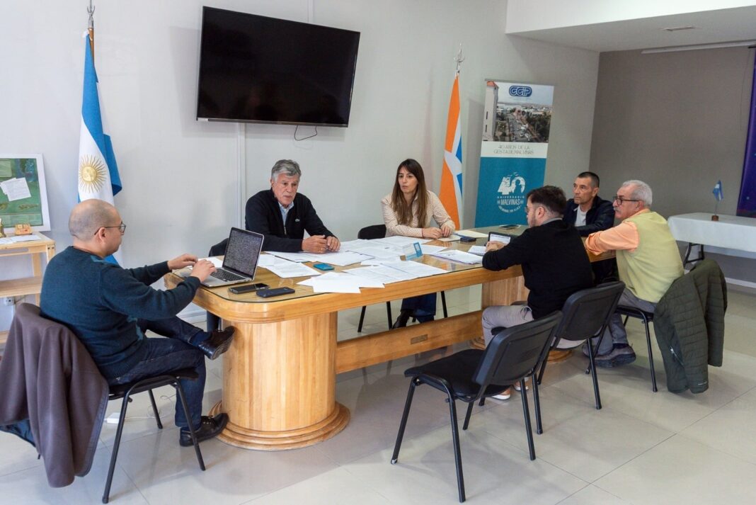 Legisladora María Laura Colazo en reunión de trabajo con representantes de la Cámara de Comercio de Río Grande.