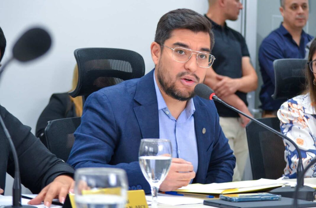 Concejal Jonathan Bogado durante una entrevista en estudios de radio