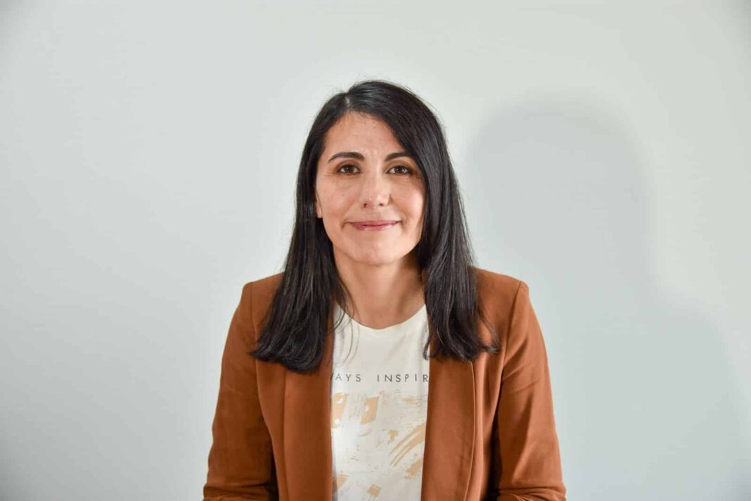 Ilustración de un edificio moderno con el logo de OSEF, representando la futura sede y farmacia en Tolhuin.